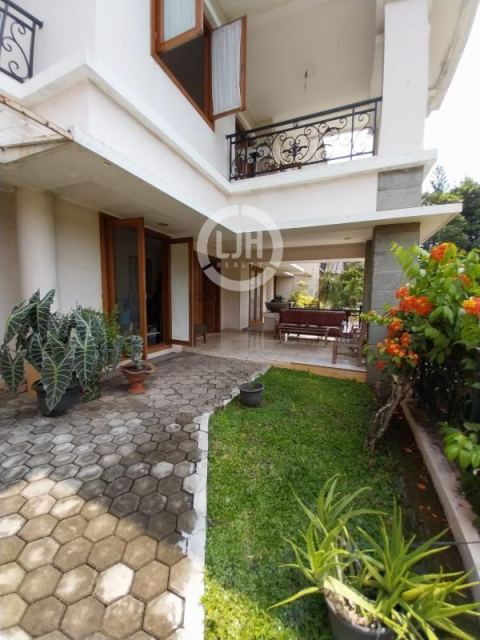 Rumah mewah 2 lantai, siap huni, di perumahan exclusive Villa Cinere Mas