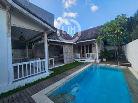 2 bedrooms villa for rent at Canggu, strategic location, well maintained, close to Batu Bolong Beach