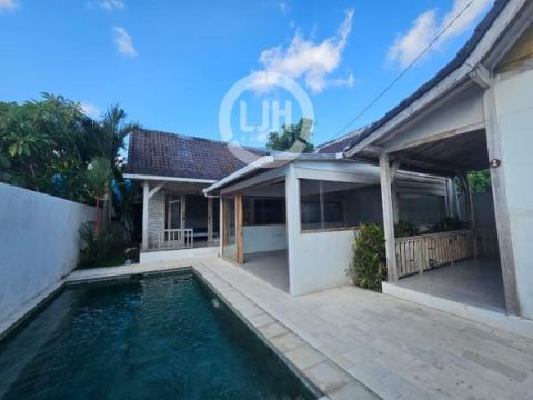 3 bedrooms villa for rent at Canggu, strategic location, well maintained, close to Batu Bolong Beach