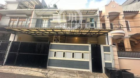 Rumah Cantik Full Furnish, 3 AC, 5+1 KT di Tomang, Jakarta Barat