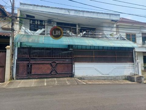 Rumah besar di Jalan Utama, Tomang Hero, Jakarta Barat