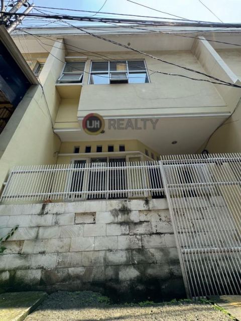 Rumah Terawat dalam Gang 3 Lantai, Tanjung Duren, Jakarta Barat
