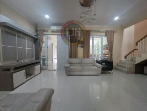 Rumah Grand Wisata 2 Lantai, Full Furnished, 5 Kamar Tidur, View Taman Fasilitas Kolam Renang, 200m dari Mall Living World Grand Wisata Bekasi