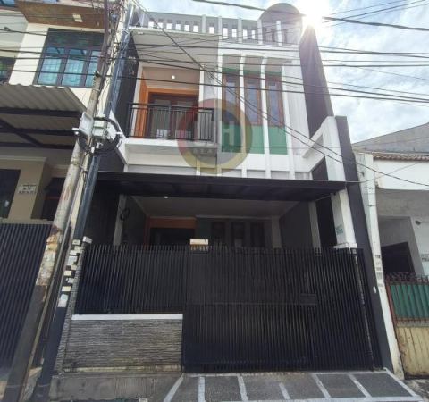 rumah bagus siap huni. Belakang Roxy Square 