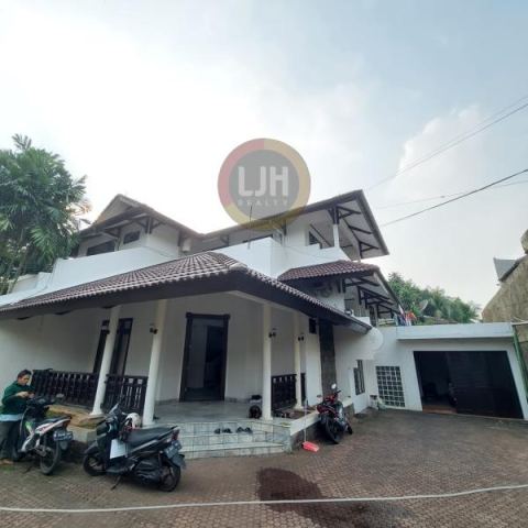 Disewakan rumah 3 lantai dengan pekarangan yang luas di pangeran antasari Cilandak Jaksel