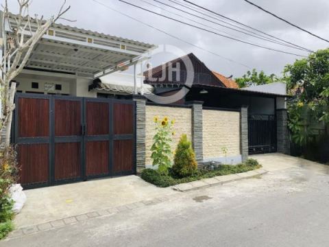Beautiful house for sale in a prime location, ready to move in at Benoa, Kuta Selatan