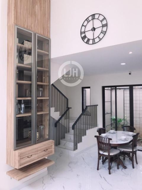 Rumah 3 Lantai Full Furnished di JGC Cluster Semayang, Cakung, Jakarta Timur