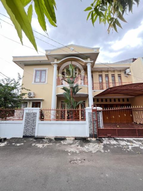 Dijual Rumah Hook Mewah Siap Huni depan taman yang asri dilingkungan yang nyaman