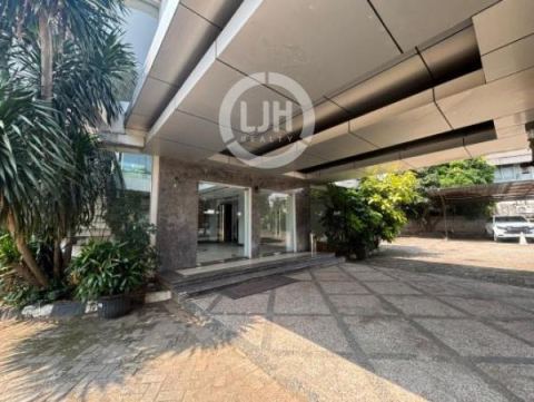 Gedung untuk Office atau Ruang Kantor Include Furnished, Jalan Jenderal Sudirman Kayuringin, Parkir Luas, Bekasi Selatan, Kota Bekasi