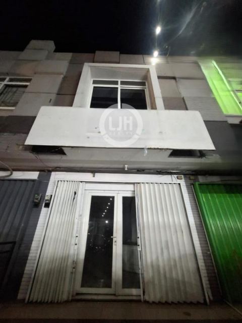 Ruko Siap Pakai Cocok Untuk Kantor di Kota Wisata, Cibubur, Gn. Putri, Bogor.