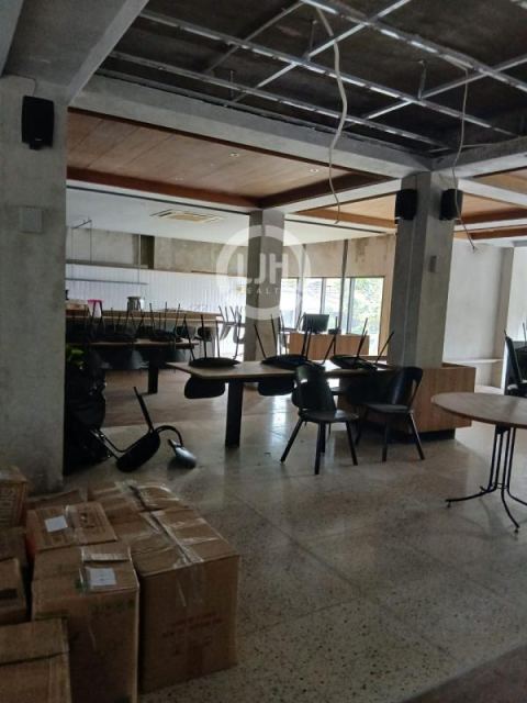 Bangunan Usaha di Jalan Muria
