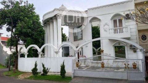 Rumah Hook Cantik di Perumahan Modern Citra Grand Cibubur