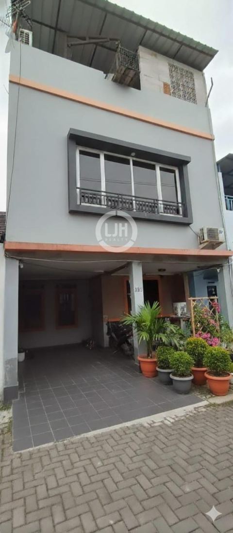 Jual Rumah Strategis 3 Lantai Komplek Sariwangi