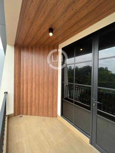 Rumah di belakang tomang hero 3 lantai brand new