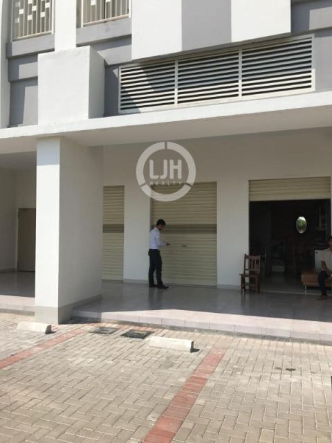 Ruko Lokasi Ramai di Apartemen Springlake Bekasi, Jawa Barat