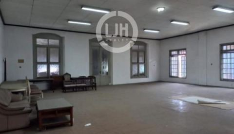 Bangunan usaha di daerah Pecinan