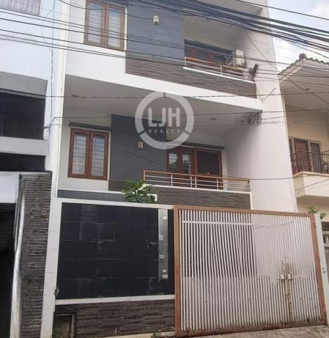 Rumah bagus siap huni ada basemant dalam kompleks Tomang, Jakarta Barat
