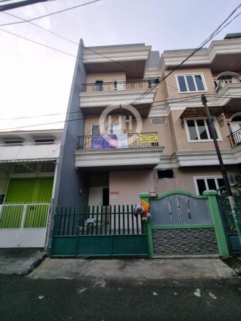 Rumah kost aktif 10 KT strategis dengan Rooftop nyaman di Tomang Jakarta Barat