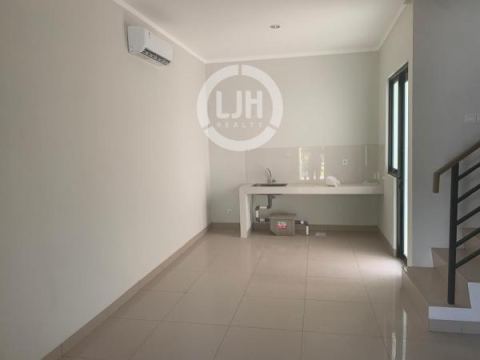 Rumah Kondisi Bagus Di Summarecon Crown Gading, Bekasi