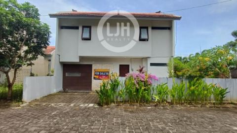 House For Sale In Residential Area, One Gate System, Close to Public Facilities, Only 2 Km to Garuda Wisnu Kencana