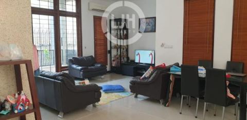 Rumah mewah di jalan Halmahera