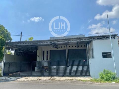 Gudang kecil di jalan Hanoman