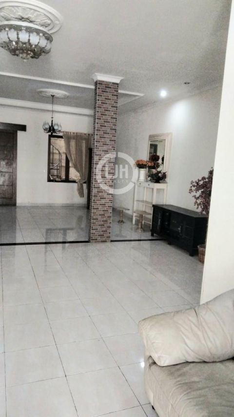 Rumah Disewakan di Cluster Aralia Harapan Indah Bekasi Jawa Barat Semi Furnished