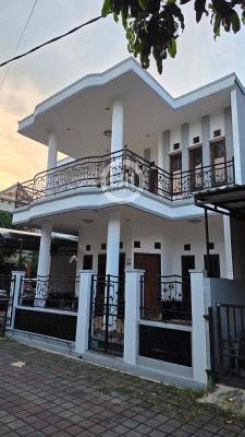 Rumah Rumah Hook 2 Lantai, Baru Renovasi, 5+1 Kamar Tidur, Luas Tanah 150M2, Siap Huni, Hanya 9 Menit Menuju Pintu Tol Gede Bege Mall Summarecon dan Stasiun Whoosh Tegalluar, di Suekarno Hatta Bandung