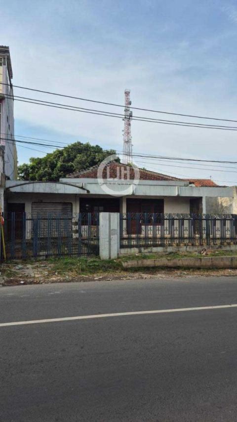 Rumah Strategis, cocok untuk cafe dan rumah kos daerah. Banyumanik. Semarang – 11010
