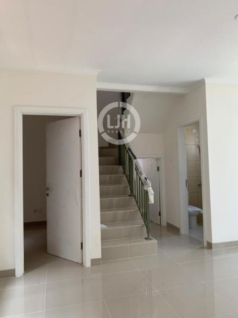 Rumah siap huni dan nyaman Paramount Village Semarang Barat – 11064