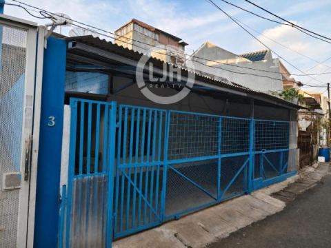 Jual/sewa bangunan lama bersih & terawat 7 kamar tidur, lokasi strategis di Grogol, Jakarta Barat
