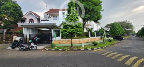 Dijual Rumah Hoek dan Mewah 3 Lantai di Kemang Pratama Bekasi 
