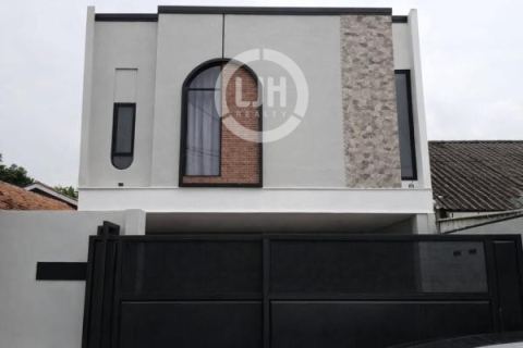 Rumah Stategis Modern Di Jl. Puspitek Raya, Tangsel
