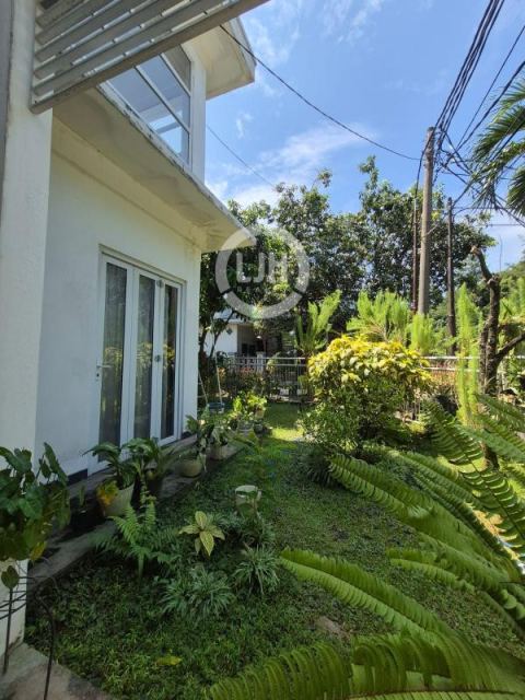 Rumah bagus dan terawat, 2 lantai di kawasan Cibubur