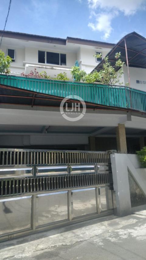 Rumah hunian berukuran besar, kokoh, dan siap huni di kawasan strategis Duri Kepa, Jakarta Barat.
