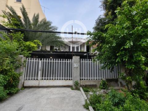 Rumah Tembus ke Jalan Belakang, Cocok untuk Hunian maupun Usaha. Lokasi Strategis di Jalan Lebar 2 Arah, Ramai, dengan Posisi Tanah Ngantong. 