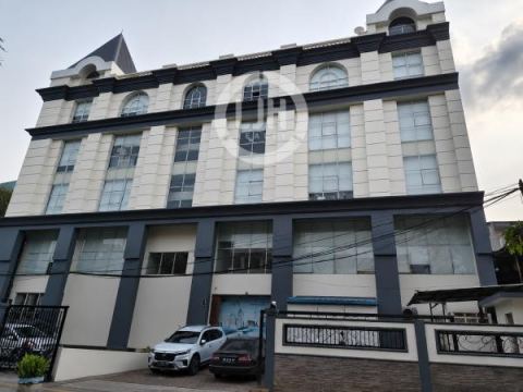 Gedung Kantor Bagus, Strategis, Ada Lift, Genset & Basement Parkir, Zona Komersil, Dekat Jalan Raya di Grogol, Jakarta Barat