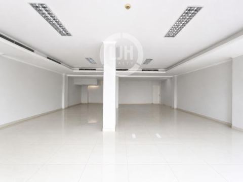 Ruang Kantor Akses Pintu Keluar/Masuk Langsung ke Halaman Gedung, Strategis, Area Komersil, Dekat Jalan Raya di Grogol, Jakarta Barat