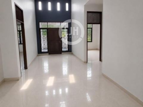 Rumah Posisi Hook Di Villa Melati Mas, BSD 