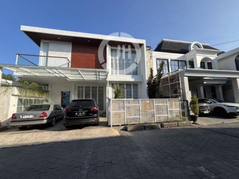 4 bedrooms villa for rent at Renon, strategic location, well maintained, close to Plaza Renon