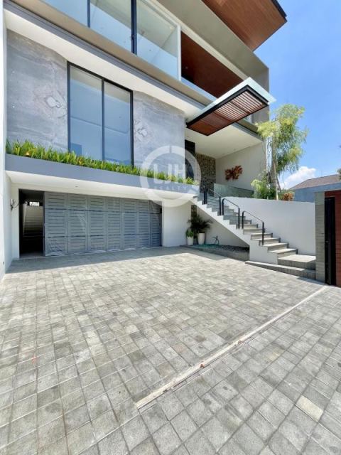 Rumah Siap Huni Di Somerset Citraland, Surabaya