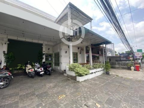 Suitable For Business! 2 Storey Shophouse Located in Busy Tourist Area in Canggu, Close to Pepito Market and Berawa Beach