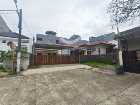 Dijual Rumah Luas Cantik Selangkah ke Mall Grand Galaxy di Jakasetia Bekasi