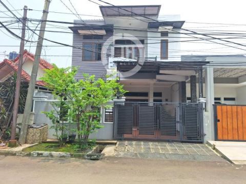 Dijual Rumah 2 Lantai Semi Furnish Strategis di Harapan Baru Bekasi