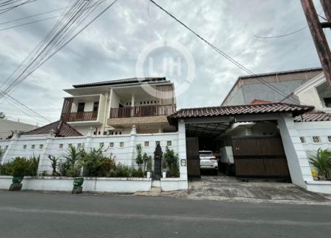 Comfortable & Strategic House for Sale at  Denpasar Barat,  Close to Public Facilities, Suitable for Family Living, Doctor's Practice, or High-Value Property Investment in the Denpasar Area