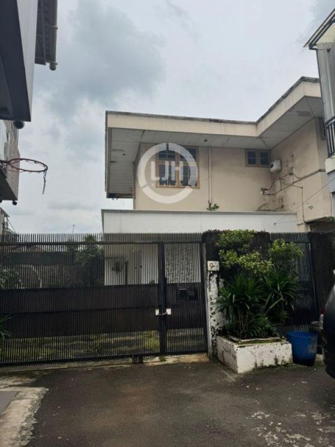 Dijual Rumah Besar 3 Bangunan Banyak Kamar Cocok Untuk Kost di Petamburan, Jakarta Pusat