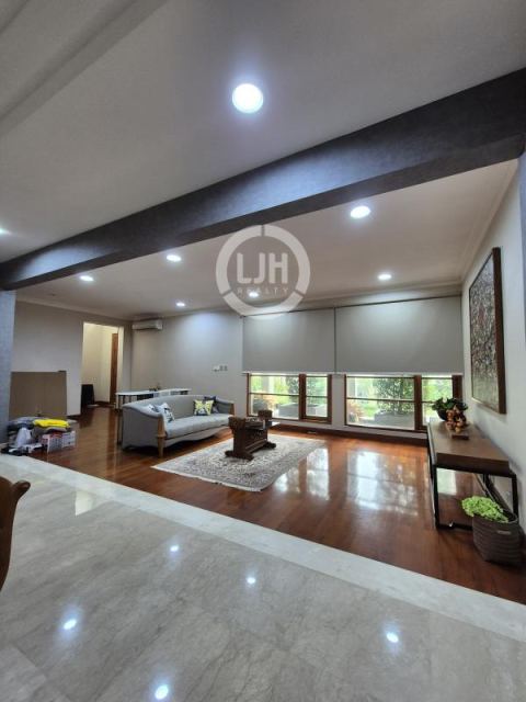 Rumah Mewah Komplek Eksklusif di Bukit Gading Vila, Kelapa Gading, Jakarta Utara