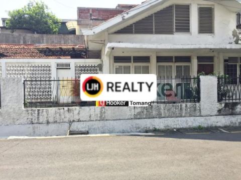 RUMAH Terawat lokasi strategis selangkah ke Taman anggrek di Tomang, Jakarta Barat
