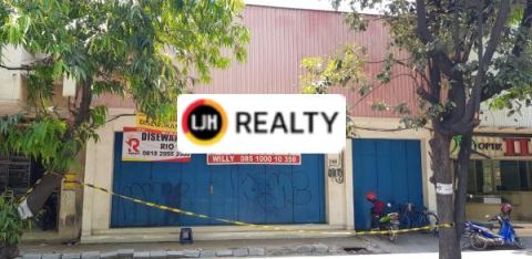 Toko di jalan utama kota Solo