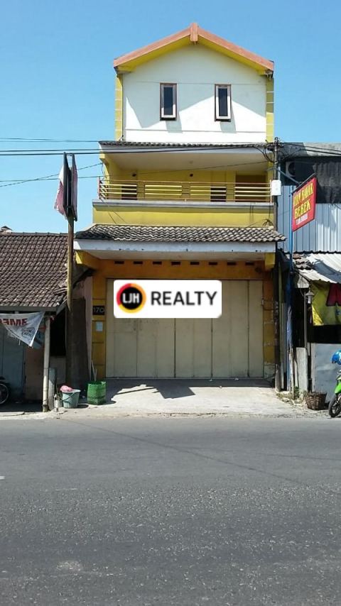 Ruko tengah kota dengan bangunan 3 lantai